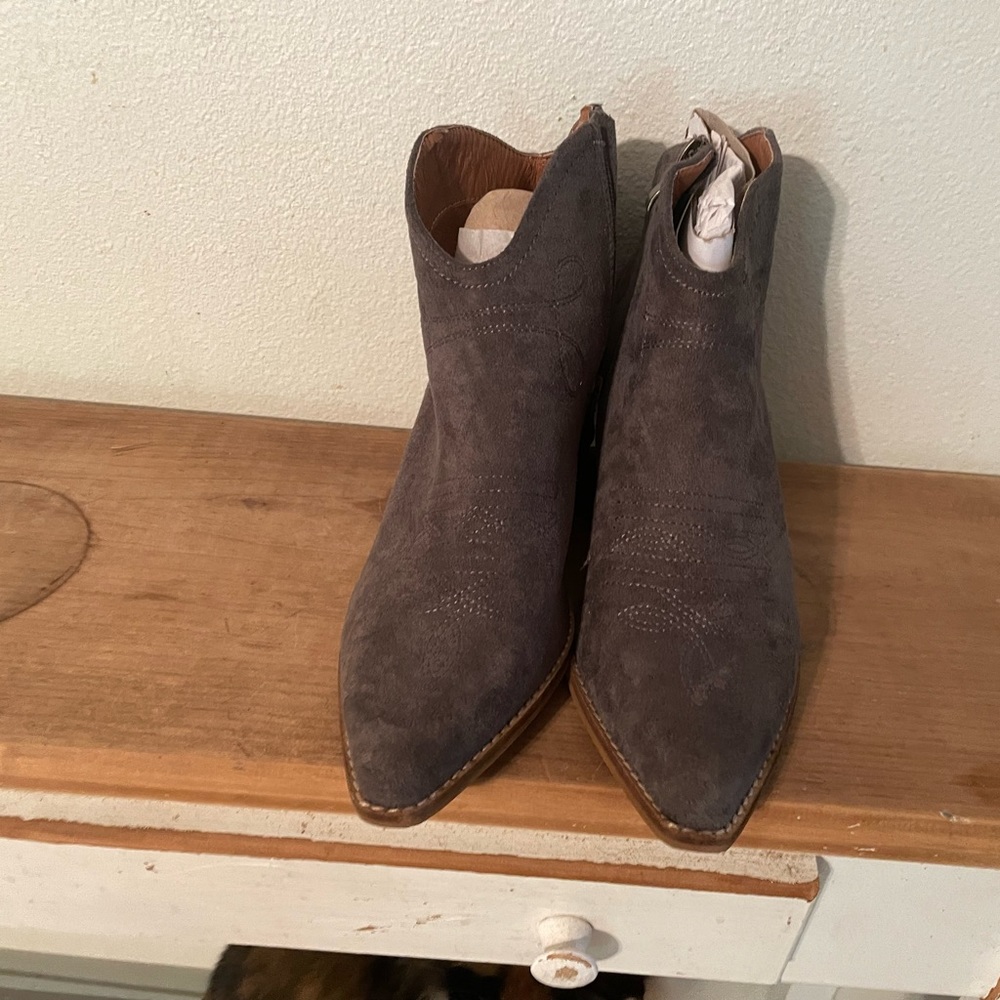 Let’s see style ankle booties